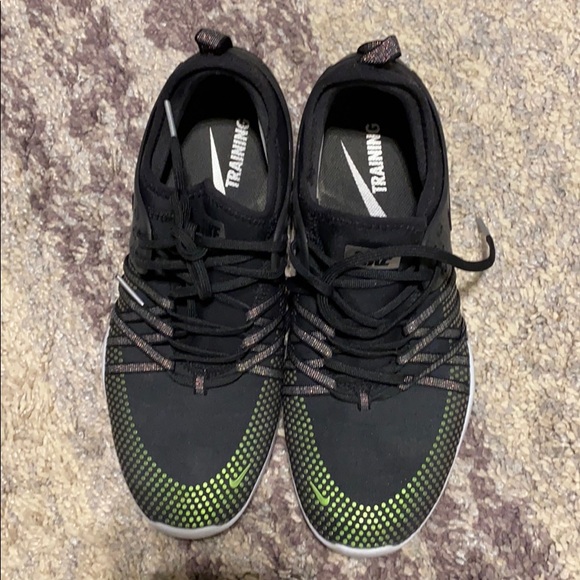 Women’s Nike shoes - Picture 1 of 2